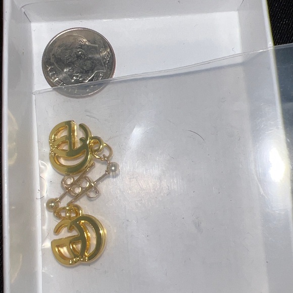 Gold GG stamped Gucci Dangle Earrings - Picture 6 of 6